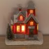 Karácsonyi Jelenet – Piros Ház Zöld Fenyővel & LED Fényekkel 10×7×11cm