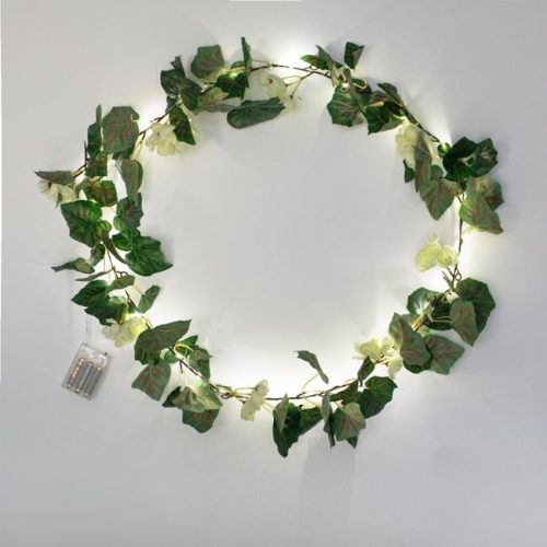 Dekoratív zöld leveles füzér fehér virágokkal és elemes fényfüzérrel, 1.8m