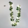 Dekoratív zöld leveles füzér fehér virágokkal és elemes fényfüzérrel, 1.8m