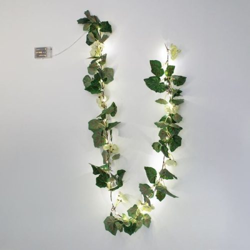 Dekoratív zöld leveles füzér fehér virágokkal és elemes fényfüzérrel, 1.8m