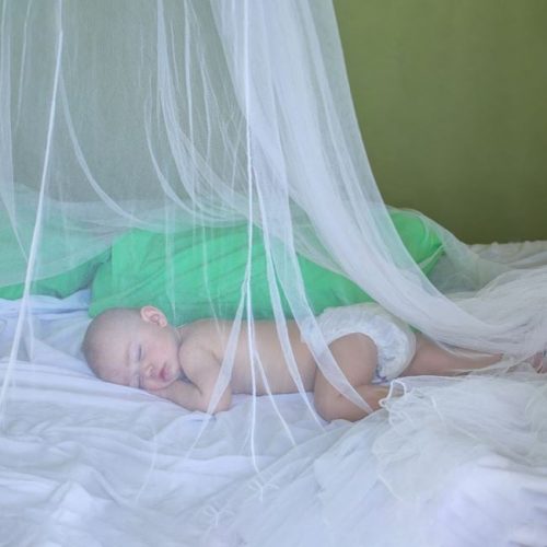 Fehér szúnyogháló ablakra rögzítőszalaggal és vágóval, 150x150 cm