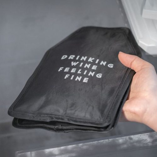 Fekete Borhűtő Mandzsetta „Drinking Wine Feeling Fine” Felirattal