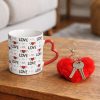 Fehér Kerámia Bögre Szív Alakú Füllel és Piros Szőrmés Szív Kulcstartóval - 350ml